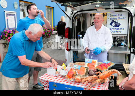 L'Huîtrier pie' 'Harry Jordan vendre les huîtres et autres fruits de mer de l'arrière d'une voiture, Carlingford, comté de Louth, Ireland Banque D'Images