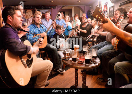 Session de musique traditionnelle irlandaise, Hennigans Bar, Sligo, Connacht, Irlande Banque D'Images