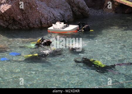 FETHIYE, Turquie, le 19 juillet 2017 : un bateau de plongée avec les touristes pour une journée de plongée sous-marine à Fethiye en Turquie, le 19 juillet 2017 Banque D'Images