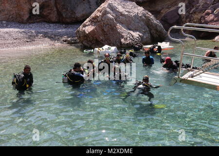 FETHIYE, Turquie, le 19 juillet 2017 : un bateau de plongée avec les touristes pour une journée de plongée sous-marine à Fethiye en Turquie, le 19 juillet 2017 Banque D'Images