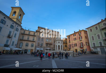 ACQUI TERME, ITALIE LE 1 NOVEMBRE 2017 - La grande place avec fontaine chaude Ththermal printemps soufre appelé 'La Bollente" à Acqui Terme, Alessandria provi Banque D'Images