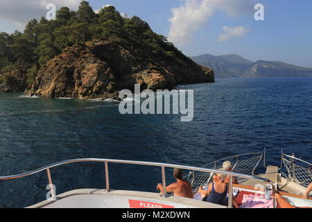 Touristes anglais sur un voyage en bateau autour de la baie de Fethiye en Turquie Banque D'Images