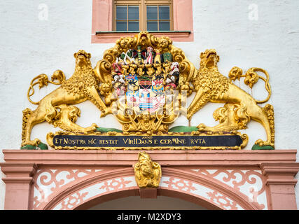 Armoiries au-dessus de la route à l'entrée du pavillon de chasse, le château Augustusburg (Jagdschloss Augustusburg), Saxe, Allemagne Banque D'Images