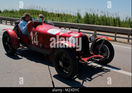 Milano, Italie. 21, mai, 2017. Équipage composé par Neil Twyman et Joe Twyman de Grande-bretagne avec leur modèle de voiture, ALFA ROMEO 8C 2600 MULETTO 1 Banque D'Images