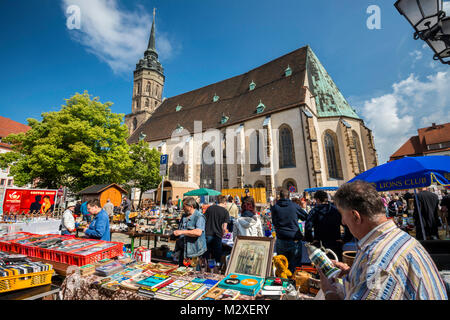 Foire de rue le dimanche, St Petri Dom (Cathédrale St Pierre) à Fleischmarkt (Place du marché de la viande) à Bautzen, Haute Lusace Région de la Saxe, Allemagne Banque D'Images