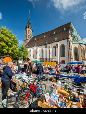 Foire de rue le dimanche, St Petri Dom (Cathédrale St Pierre) à Fleischmarkt (Place du marché de la viande) à Bautzen, Haute Lusace Région de la Saxe, Allemagne Banque D'Images