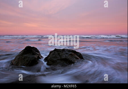 WA13267-00...WASHINGTON - Lever du Soleil à Ruby Beach sur la côte du Pacifique dans le parc national Olympic. Banque D'Images