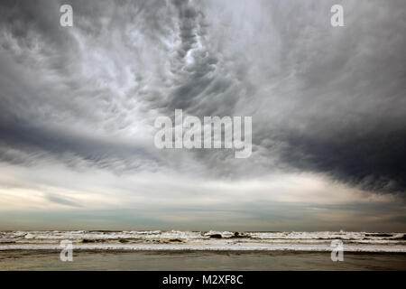 WA13282-00...WASHINGTON - Nuages sur Kalaloch Beach sur la côte du Pacifique dans le parc national Olympic. Banque D'Images