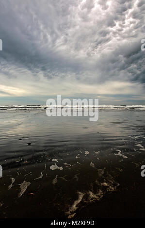 WA13283-00...WASHINGTON - Nuages sur Kalaloch Beach sur la côte du Pacifique dans le parc national Olympic. Banque D'Images