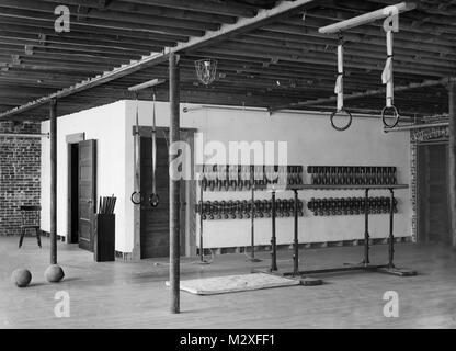 Intérieur d'un gymnase vide, ca. 1910. Banque D'Images