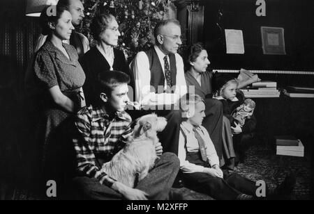 Portrait de la famille élargie dans le profil à Noël, ca. 1940. Banque D'Images