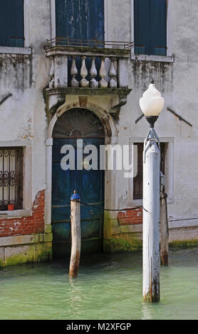 Maison traditionnelle d'entrée côté canal à Venise Banque D'Images