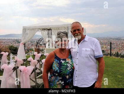 Un couple en vacances à un mariage avec la ville de Fethiye en arrière-plan , la turquie, 4 août 2017 Banque D'Images