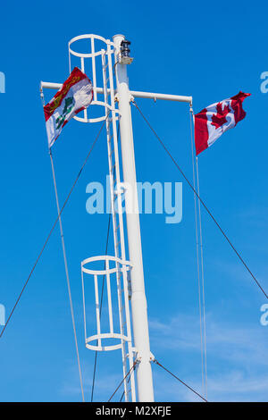 Drapeau du Canada et de l'Île du Prince Édouard flag flying sur ferry, Canada Banque D'Images