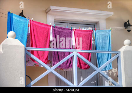 Hermoupolis : Février 8 . Le séchage des serviettes sur le balcon au soleil. Février 2018 8 Hermoupolis. Syros en Grèce. Banque D'Images