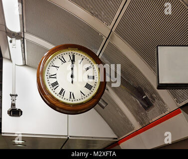 Réveil rétro qui pendait sur le plafond de la station de métro public Banque D'Images
