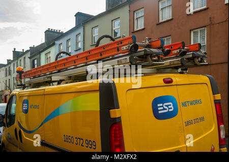 ESB Networks (société nationale d'électricité irlandais) travaille avec des échelles sur le toit van stationné à Skibbereen, dans le comté de Cork, Irlande. Banque D'Images