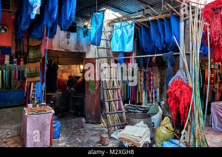 La pendaison de laine aux couleurs vives pour sécher dans le souk des teinturiers, souk aux textiles de Marrakech, Maroc, Afrique Banque D'Images