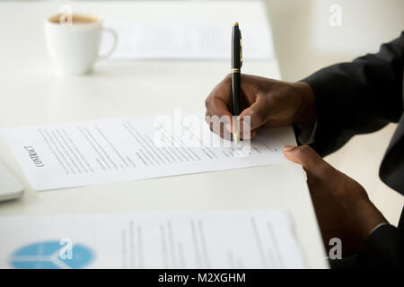 African American businessman conviennent de traiter de la signature du contrat d'entreprise, concept homme noir part mettre la signature le commercial business document, remplir Banque D'Images