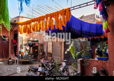 La pendaison de laine aux couleurs vives pour sécher dans le souk des teinturiers, souk aux textiles de Marrakech, Maroc, Afrique Banque D'Images