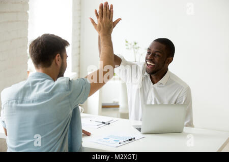 Happy African and Caucasian businessmen offrant un rapport 5 en offi Banque D'Images