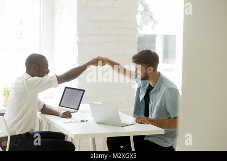 Divers Smiling businessmen donnant fist bump celebrating common Banque D'Images