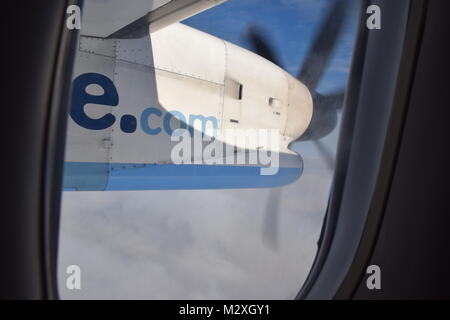 Vue depuis la fenêtre de l'AVION SUR UN VOL FLYBE Banque D'Images