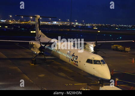 FLYBE Bombardier Dash 8 Q-400 à l'aéroport de Schipol, Amsterdam, Hollande. Banque D'Images