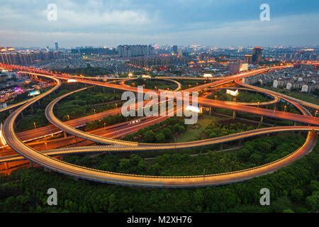 Vue de la nuit de l'architecture de la ville dans le Jiangsu, Suzhou Banque D'Images