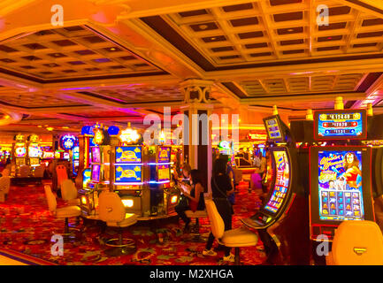 Las Vegas, États-Unis d'Amérique - 06 mai 2016 : Les gens de jouer aux machines à sous dans l'Excalibur Hotel and Casino Banque D'Images