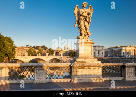 Tôt le matin, Angel sur le Ponte Sant'Angelo avec la Basilique Saint Pierre, au-delà de Rome Lazio Italie Banque D'Images