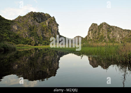 Paysage de montagne dans la réserve naturelle de Van Long, province de Ninh Binh, Vietnam du Nord Banque D'Images