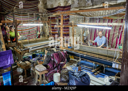 Atelier de tissage dans la vieille ville (médina) de Fès, Maroc, Afrique Banque D'Images