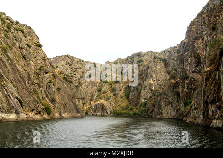 Vue sur le Parc Naturel International de Douro le long de la frontière de l'Espagne et du Portugal qui incluent des conditions climatiques et géologiques similaires, en Miranda do Banque D'Images