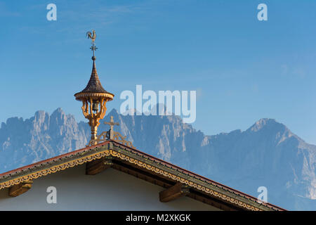 Autriche, Tyrol, Reith bei Kitzbuehel, clocher, construction traditionnelle, dans l'arrière-plan les montagnes Kaiser Banque D'Images