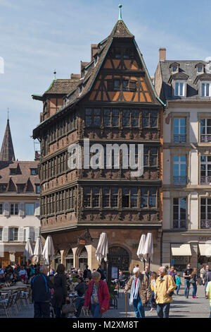 France, Alsace, Strasbourg, Place de la Cathédrale avec la maison Kammerzell Banque D'Images