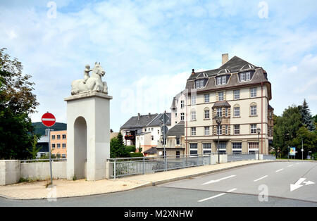 Aue, Saxe, l'Erzgebirge, sculptures sur le Schillerbrücke dans Schillerstrasse, Zwickauer Mulde Banque D'Images