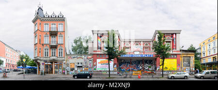 Hambourg, Allemagne. La Rote Flora dans le Schulterblatt (rue) dans le Schanzenviertel (district) de Hambourg, le Centre de la scène autonome de Hambourg. Panorama vue multinationales linéaire comme Streetline. Banque D'Images