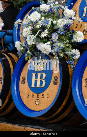 'Wiesn' Oktoberfest, Munich, joliment décorées, l'équipe de 'Hofbräu' brewery Banque D'Images