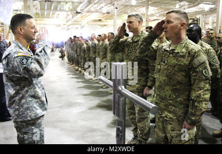 (À DROITE) Le lieutenant-colonel Jeff Stewart, commandant du 1er Bataillon, 24e Régiment d'infanterie, 1ère Stryker Brigade Combat Team, 25e Division d'infanterie, et le lieutenant-colonel Stephen Miller, commandant du 3e Bataillon du 21e Régiment d'infanterie, relinquesh la commande d'une formation d'1-25 SBCT Soldats, le 28 avril, au Major Général Raymond Palumbo, commandant de l'armée américaine lors d'une cérémonie de réception de l'Alaska à Fort Wainwright alerte la zone d'attente. (U.S. Photo de l'armée : Sgt. Thomas Duval, 1/25 SBCT Affaires publiques) 120428-A-S343-002 par 1 Stryker Brigade Combat Team loup arctique Banque D'Images