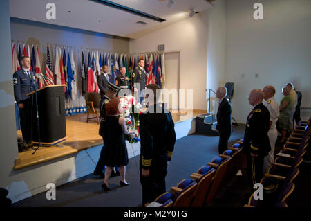 2012 La Cérémonie du Souvenir au Cimetière National d'Arlington a eu lieu pour la famille à travers le pays et pour les membres en service de toutes les branches qui se sont réunis pour rendre hommage aux membres des services médicaux qui sont morts au combat. Le système de santé militaire a accueilli cet événement depuis 2009 et permet de rassembler les familles qui ont perdu des êtres chers qui ont servi en tant que médecins, infirmières, médecins, et d'autres membres du personnel médical corpsman. DoD photo de Johnny Bivera MilitaryHealth JDB 1633 par Banque D'Images