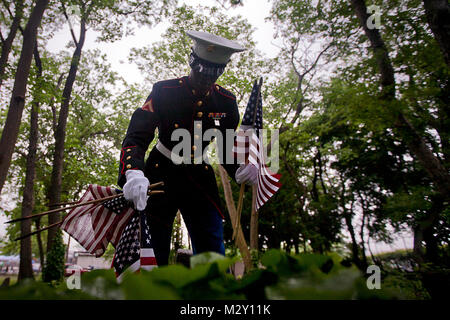 Lance le Cpl. Idrees Ducs met un drapeau américain dans les sépultures de soldats morts enterrés au cimetière du lac, Staten Island, le 25 mai. Il y a un jour commémoratif de l'événement annuel ici pour se souvenir de soldats tués au combat. Il y a des soldats enterrés ici des batailles datant de la guerre civile. Dukes est un fantassin, chef d'équipe et de Newark, N.J., les autochtones. Il fait partie de la masse d'air maritime spécial Groupe de travail New York, embarquée à bord de l'USS Wasp durant la Fleet Week de New York 2012. La Semaine de la flotte a été New York City's célébration de la mer services depuis 1984. C'est une occasion unique pour les citoyens Banque D'Images