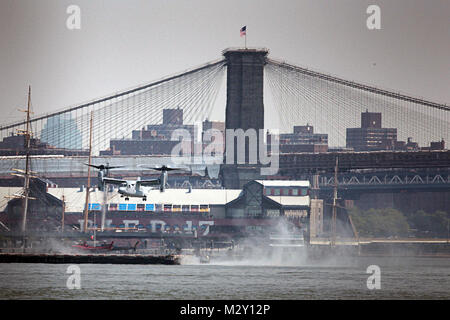 Un V-22 Osprey terres dans Manhattan, près du pont de Brooklyn pour transporter des Marines à Coney Island pour une démonstration de raid. Le raid est une partie de plusieurs activités menées au cours de la Fleet Week à New York. La Fleet Week est l'occasion pour les Marines, les marins et les gardes côtes de montrer aux gens de New York qui le milieu marin, de la Marine et de la Garde côtière sont équipe, ce qu'ils font, et comment ils sont engagés à servir le pays. Vingt-et-un aux États-Unis et les navires de la coalition et plus de 6 000 soldats participeront à la 25e anniversaire de la Fleet Week New York, une célébration du bicentenaire de la guerre de 1812, mai 23-3 Banque D'Images