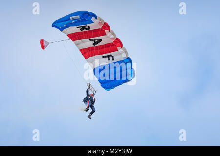 Un parachutiste de la RAF Falcons Display Team sur à la terre Banque D'Images