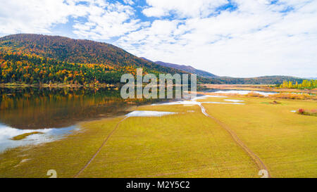 Drone aérien de couleurs d'automne vue incroyable sur le lac. Cerknisko lake, Slovénie Banque D'Images