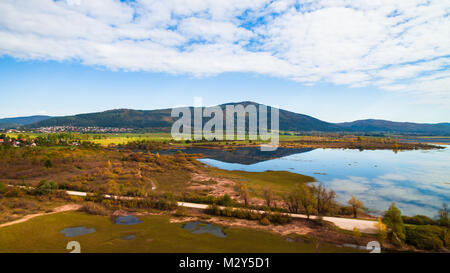 Drone aérien de couleurs d'automne vue incroyable sur le lac. Cerknisko lake, Slovénie Banque D'Images