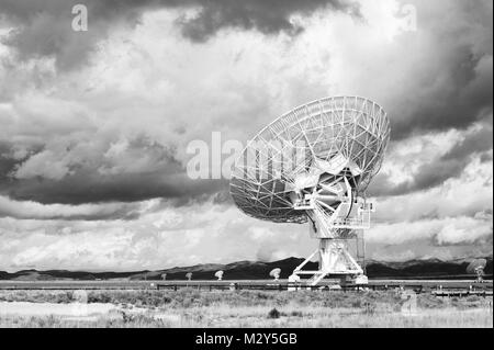 Photographie noir et blanc d'une Very Large Array (VLA) Radio Telescope situé au National Radio Astronomy Observatory Site dans Socorro, Nouveau Mexique. Banque D'Images