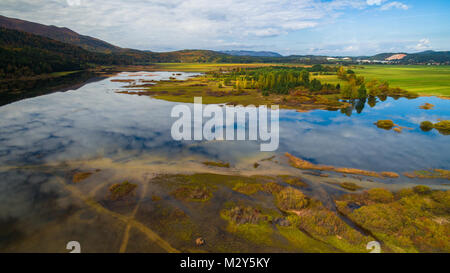 Drone aérien de couleurs d'automne vue incroyable sur le lac. Cerknisko lake, Slovénie Banque D'Images