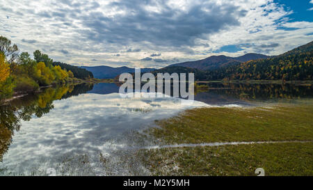 Drone aérien de couleurs d'automne vue incroyable sur le lac. Cerknisko lake, Slovénie Banque D'Images