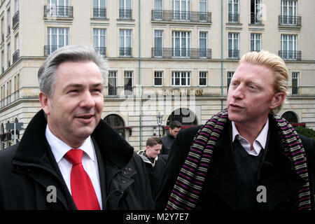 Boris Becker mit dem Regierenden Bürgermeister von Berlin, Klaus Wowereit vor dem Hotel Adlon Banque D'Images